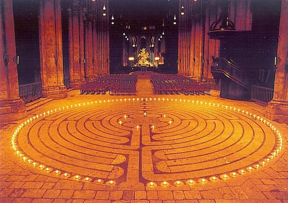 labyrinthe de la cathédrale de chartres, éclairé la nuit